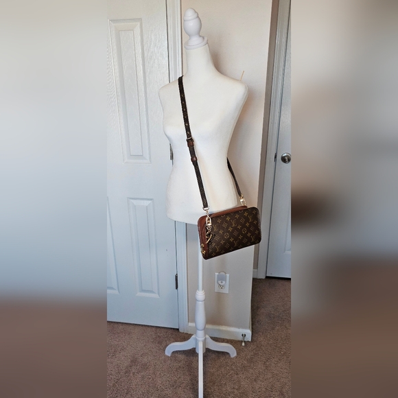 Authentic LOUIS VUITTON Monogram Orsay Clutch Crossbody Bag - Picture 13 of 15